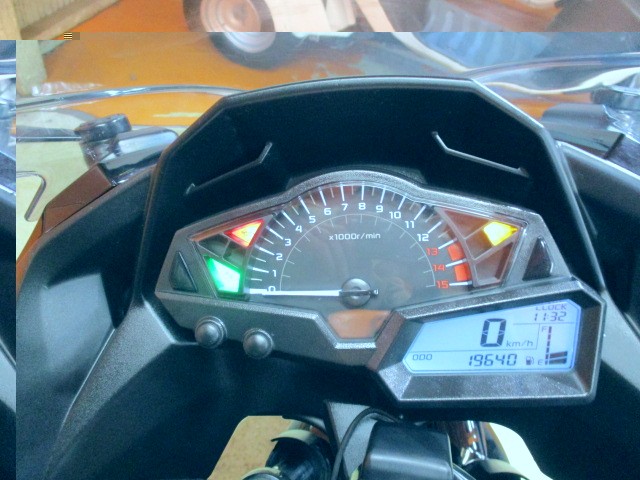 走行もまだまだの１９６４０ｋｍ！このモデルはタコメーターがアナログなので目でも加速感が楽しめる一台！